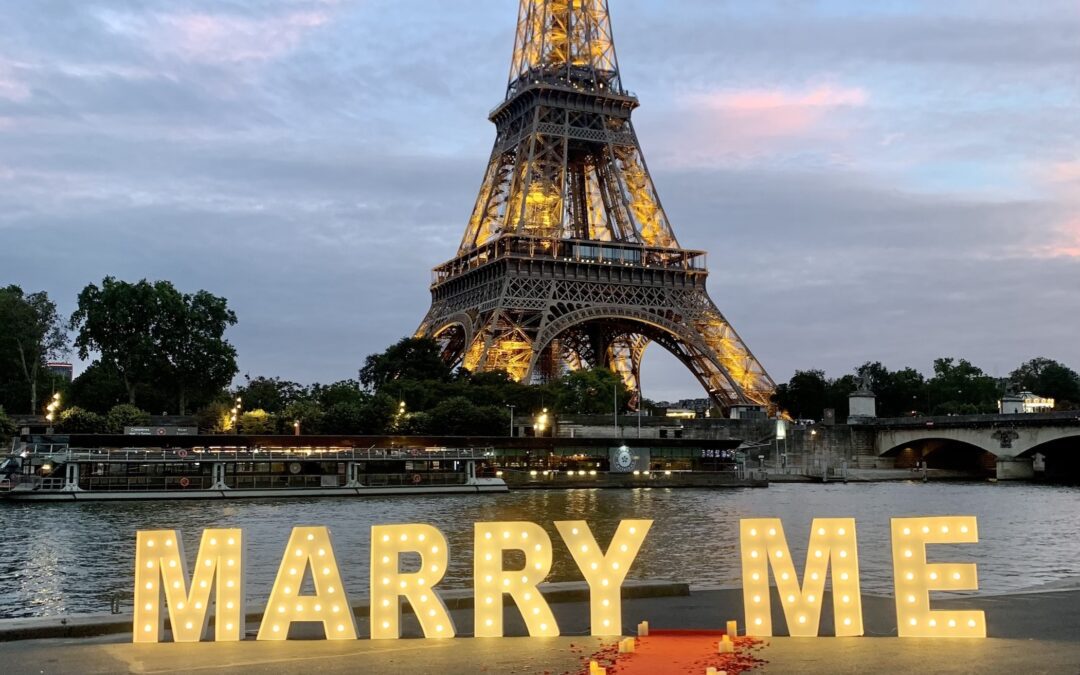 How to Make an epic Marriage Proposal in Paris : Big Marry me Letters