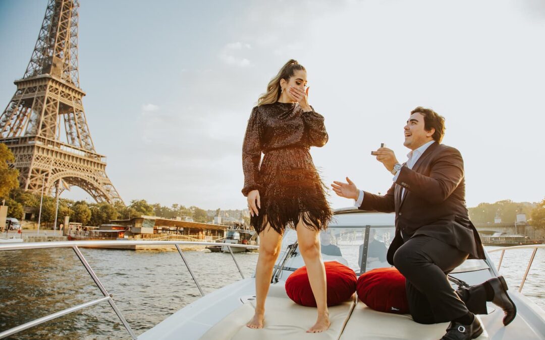 Une croisière privé sur un yacht le long de la Seine à Paris pour une demande en mariage