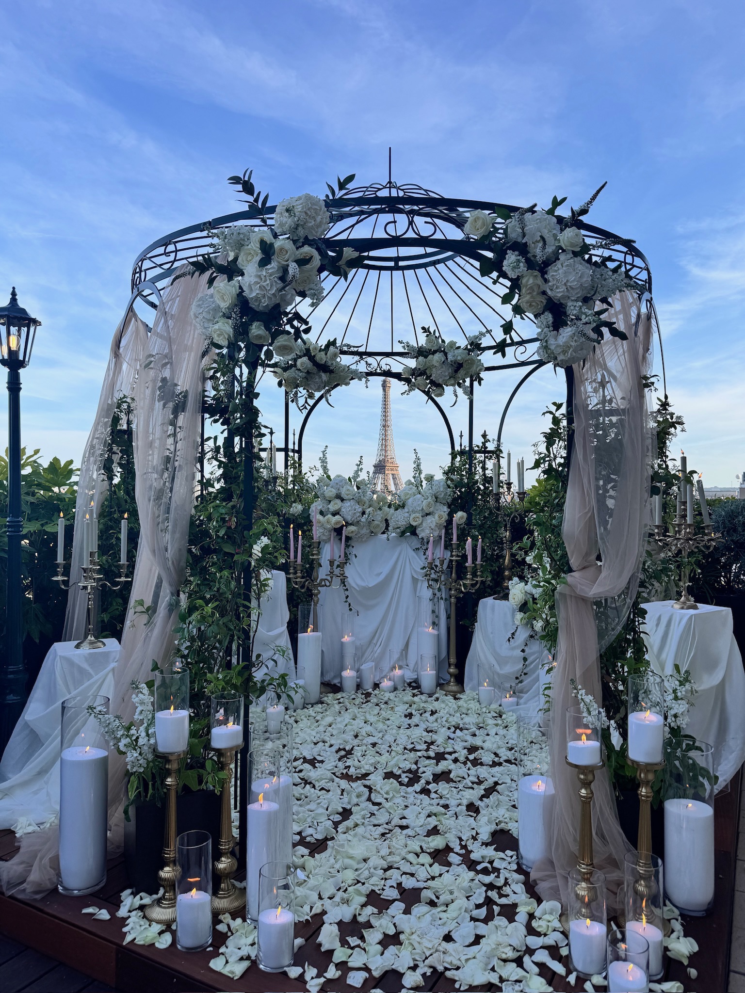 c'est une terrasse sur les toits de Paris, avec une vue tour eiffel. Une tres belle décoration classe y est installée pour une demande en mariage