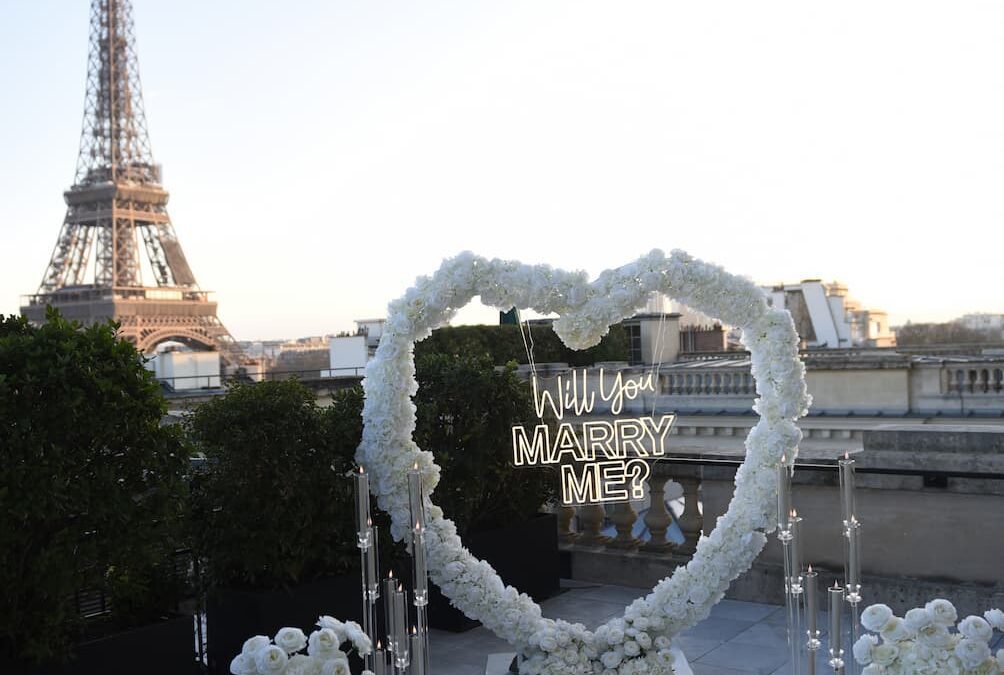 Décoration de demande en mariage romantique au Shangri La hotel Paris avec une arche en coeur