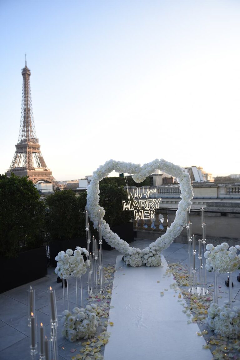 Décoration de demande en mariage romantique au Shangri La hotel Paris avec une arche en coeur