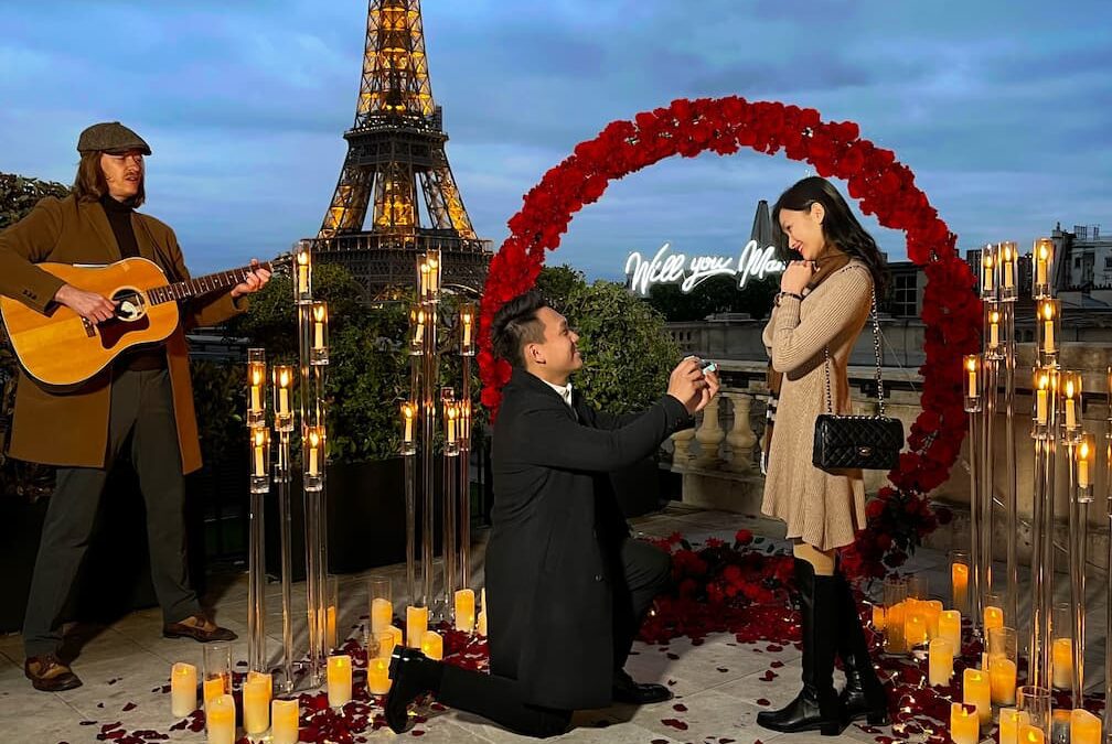 romantic round arch will you marry me proposal at the Shangri La hotel