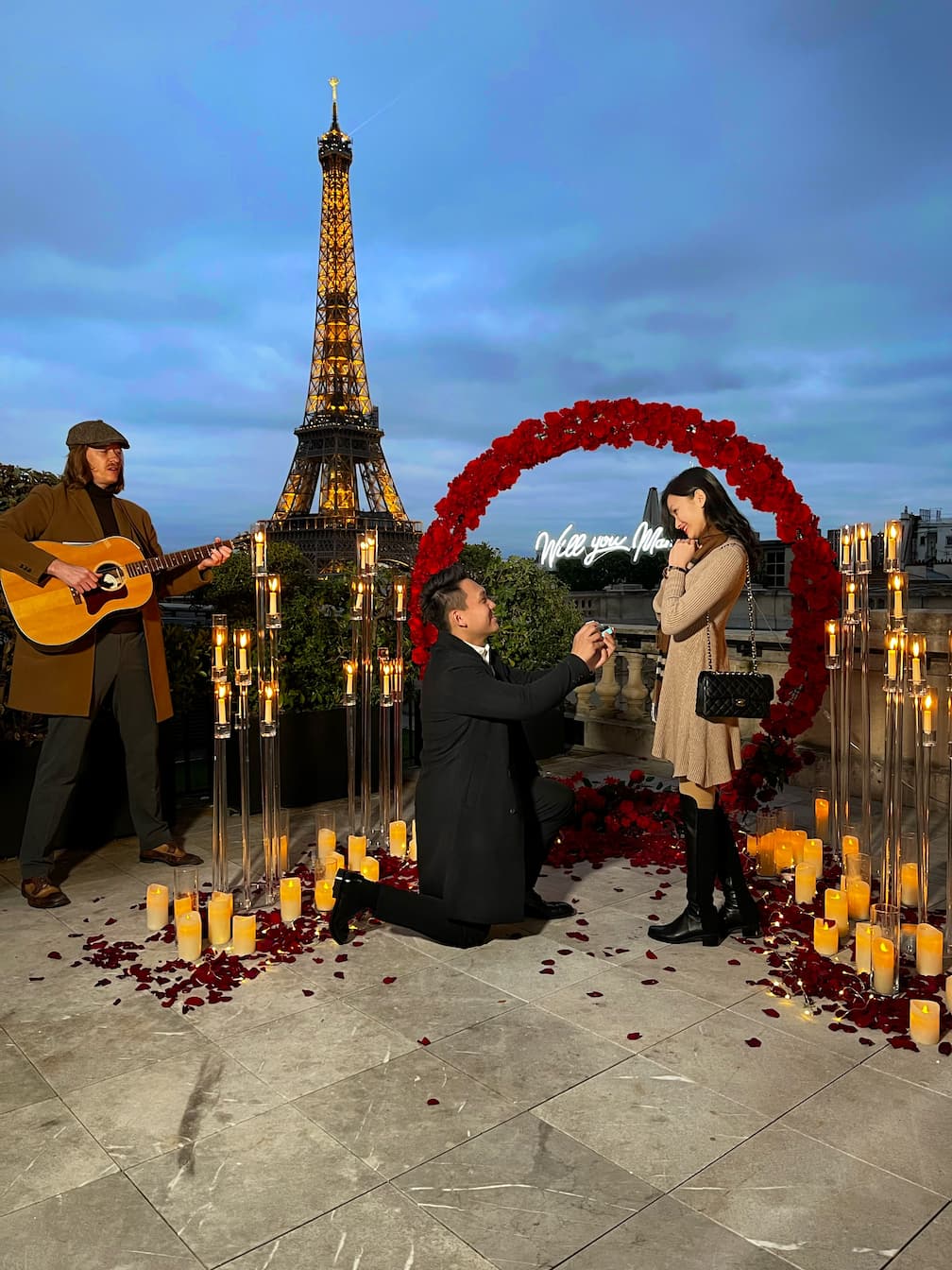 romantic round arch will you marry me proposal at the Shangri La hotel