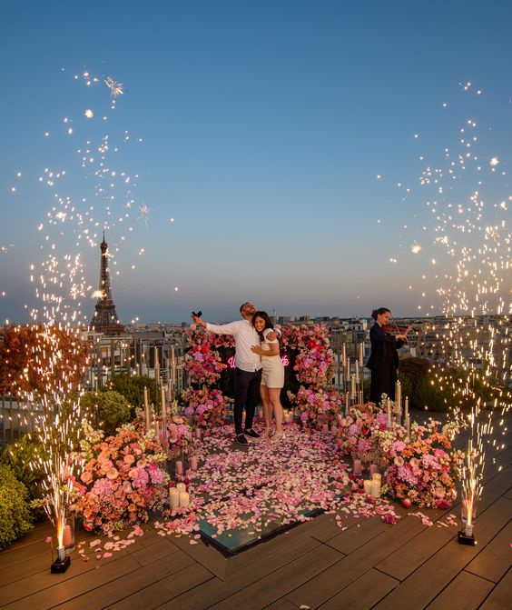 Shooting de demande en mariage sur un rooftop parisien avec vue sur la Tour Eiffel.
