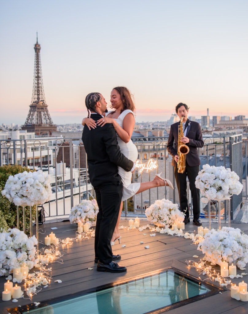 dansing couple at the blue hour proposal with a saxophonist at the backgroung