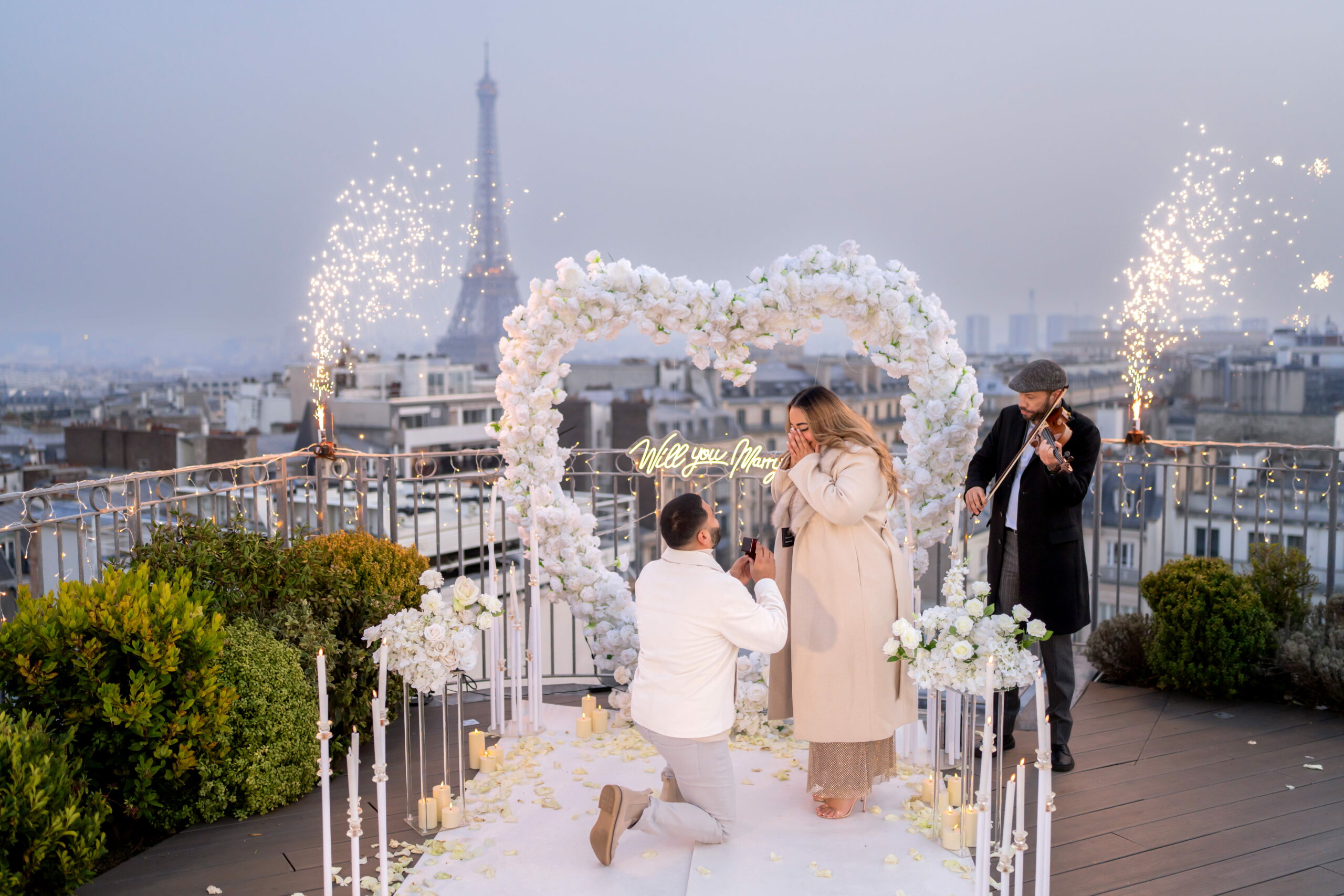Proposal with sparklers and violonist in front of the Eiffel Tower