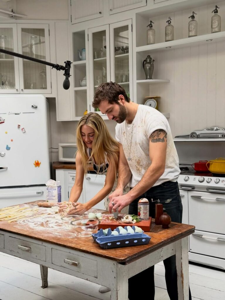 a couple who are competiting in the kitchen to cook à good meal