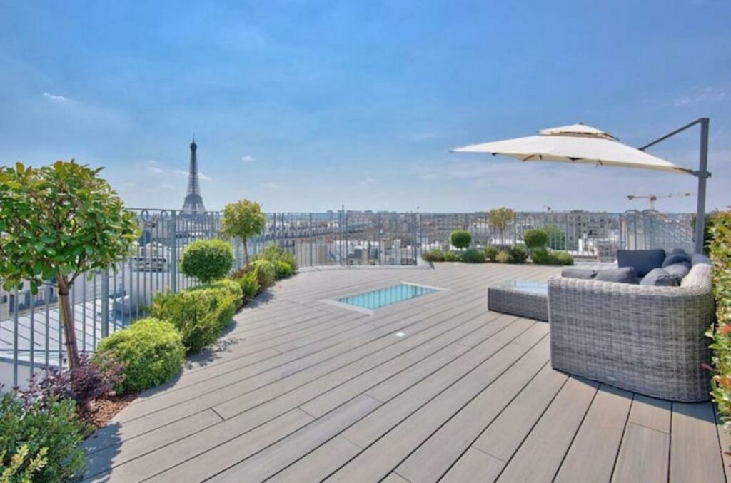Elopment on parisian rooftop