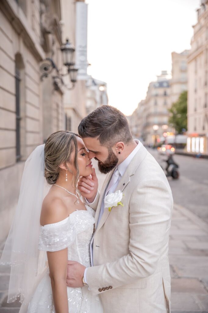 Couple Elop In Paris