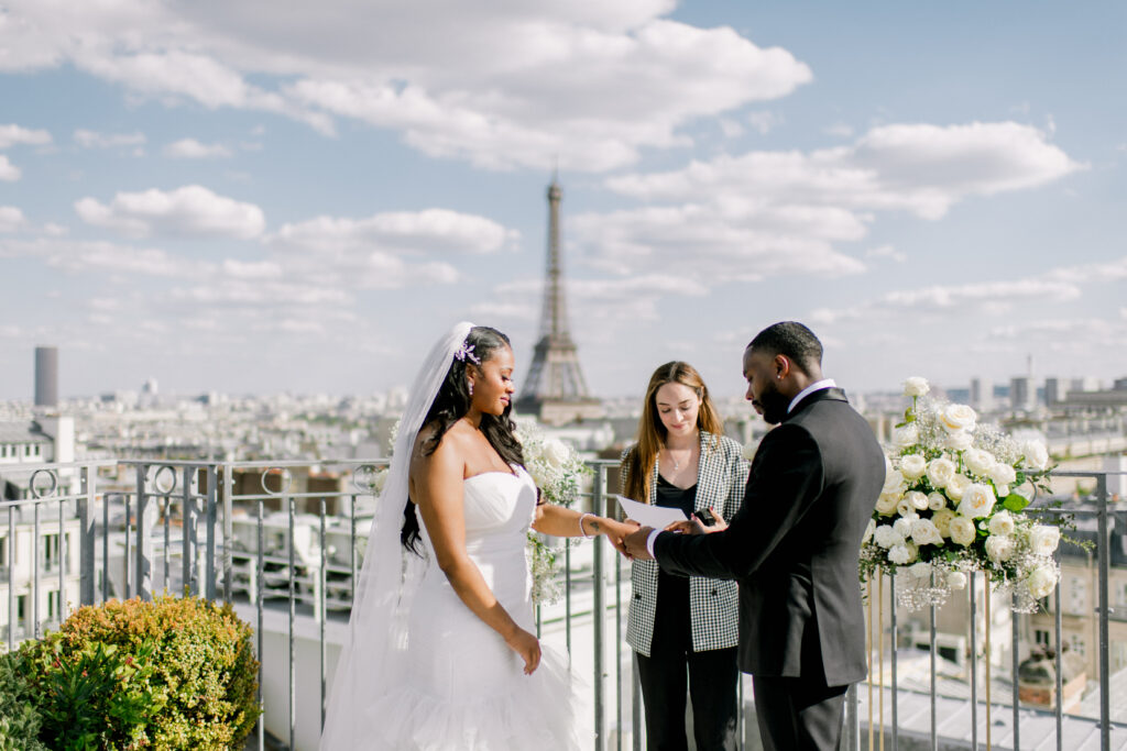 ALT image : Cérémonie intime sur un rooftop à Paris