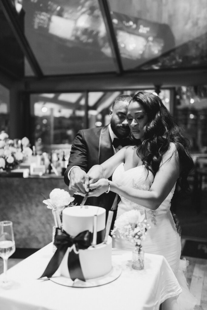 ALT image : couple cuting cake