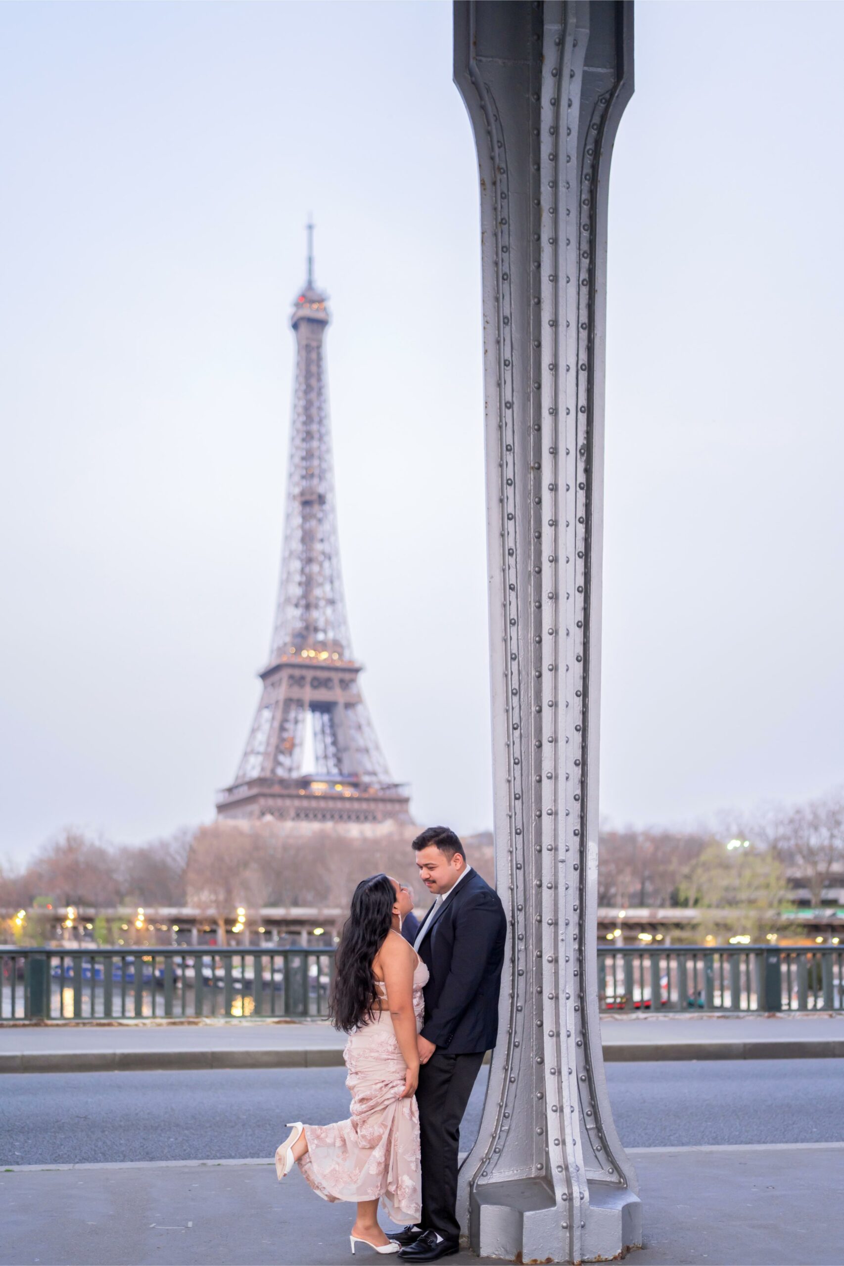 Couple posing at Bir-Hakeim bridge at blue hour with the Eiffel Tower in the background